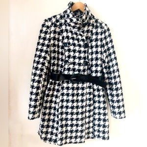 Stylish, retro, versatile, textured houndstooth belted coat size S/M